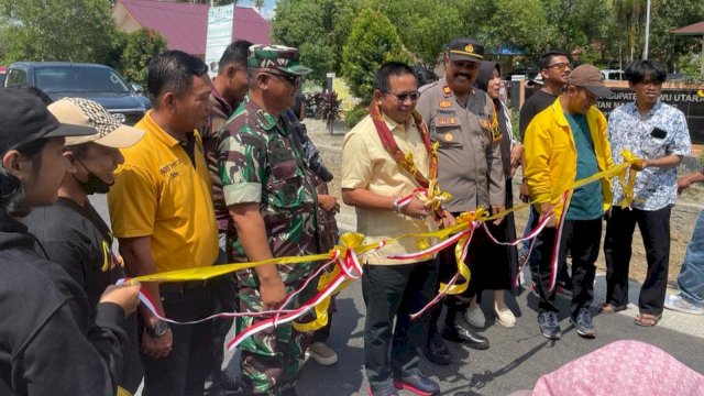 Anggota Komisi V DPR RI Fraksi Golkar, Muhammad Fauzi saat menghadiri syukuran masyarakat atas rampungnya pengaspalan ruas jalan Kapidi-Tolada, Kecamatan Mappedeceng, Luwu Utara, Sabtu (30/12/2023). (Foto: Istimewa)