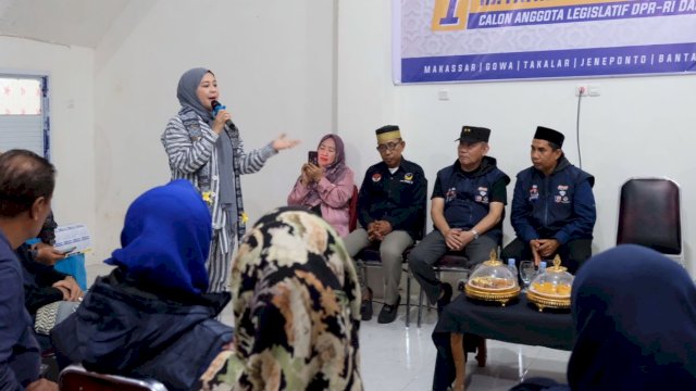 Wakil Bendahara Umum DPP Partai NasDem, Fatmawati Rusdi meresmikan posko pemenangan pasangan Anies Baswedan-Muhaimin Iskandar (AMIN) di Kabupaten Takalar, Sabtu (30/12/2023). (Foto: Istimewa)