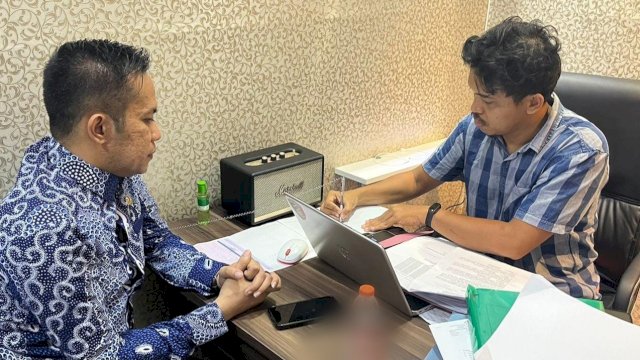 Sekretaris Dewan DPRD Kabupaten Kepulauan Selayar, saat menunjukkan bukti ke Kas Negara. (Istimewa)