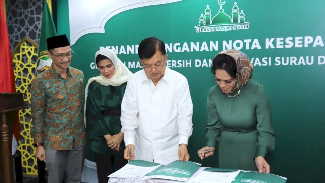 Ketua Umum DMI Muhammad Jusuf Kalla bersama Presiden Direktur Unilever Indonesia Ira Noviarti saat melakukan penandatanganan Program Renovasi 90 Musala di Indonesia, kemarin. (Dok. Unilever Indonesia)