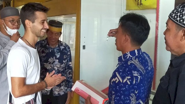 Kepala Bidang Kebudayaan Disparbud Gowa Ikbal Thiro (kedua kanan) saat menerima kunjungan wisatawan asal Itali di Musuem Balla Lompoa. (Dok. Disparbud Gowa)