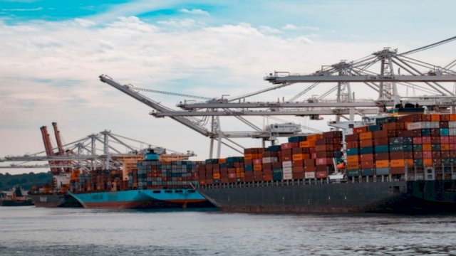 (Ilustrasi Gambar: Penyerahan barang ke Kawasan Berikat yang dikirim melalui pelabuhan)