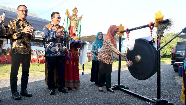 Bupati Luwu Utara Indah Putri Indriani memukul gong saat membuka Jambore PKK Luwu Utara sekaligus melauching Kampung KB.