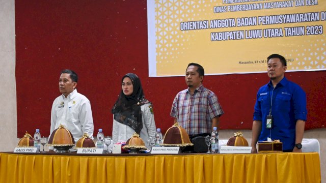 Bupati Luwu Utara Indah Putri Indriani saat membuka membuka Kegiatan Orientasi Anggota Badan Permusyawaratan Desa (BPD) Kabupaten Luwu Utara 2023 di Aula Hotel Bukit Indah. Rabu (13/12/2023)
