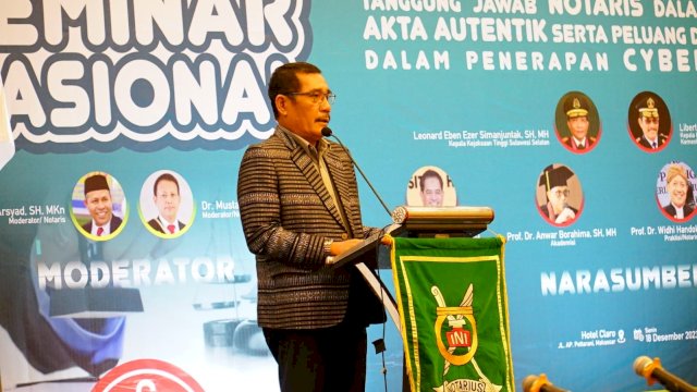 Kakanwil Kemenkumham Sulsel Liberti Sitinjak saat hadir sebagai pembicara pada Seminar Nasional Pengwil INI Sulawesi Selatan, di Hotel Claro Makassar, kemarin. (Dok. Humas Kanwil Kemenkumham Sulsel)