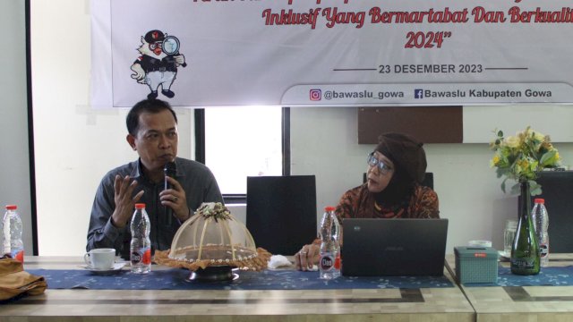 Anggota Bawaslu Gowa, Koordinator Divisi Pencegahan, Parmas dan Humas Juanto Avon saat menjadi pembicara pada Sosialisasi Pengawasan Partisipatif, bertajuk "Peran Partispasi Difabel dalam Mendorong Aksesibilitas Pemilu Inklusif yang Bermartabat dan Berkualitas 2024", kemarin. (Dok. Humas Bawaslu Gowa)