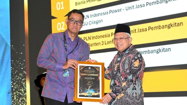 Direktur Utama PT PLN (Persero) Darmawan Prasodjo saat menerima Penghargaan Green Leadership Utama pada Anugerah Lingkungan PROPER dan Kinerja Pengelolaan Lingkungan Hidup Daerah 2023, di Jakarta, kemarin. (Dok. Humas PLN UIP Sulawesi)