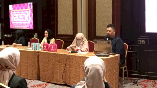Founder R2 Indonesia Dicky Marsaid (kanan) saat memberikan penjelasan terkait penyelenggaraan IBEX 2023 di sela-sela Prescon IBEX 2023, di Meeting Room Hotel Myko Makassar, Senin, (18/12/2023). (Dok. Chaerani/Republiknews.co.id)
