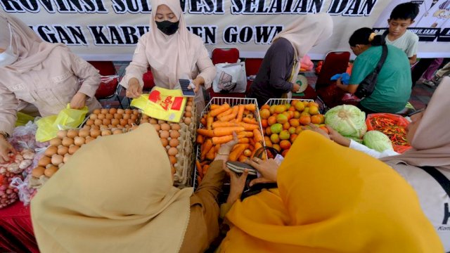 Lewat Pasar Pangan Murah, Pemerintah Kabupaten Gowa bersama Pemerintah Provinsi Sulawesi Selatan mendorong pemenuhan pangan masyarakat dengan terjangkau. (Dok. Humas Gowa)