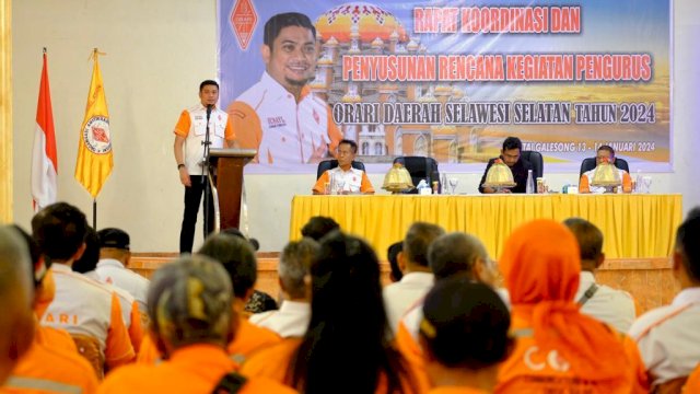 Ketua Orari Daerah Provinsi Sulawesi Selatan, Adnan Purichta Ichsan saat membuka Rapat Koordinasi dan Penyusunan Rencana Orari Daerah Sulawesi Selatan Tahun 2024, di Pantai Galesong Takalar, kemarin. (Dok. Humas Gowa)