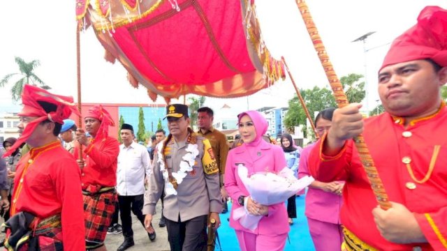 Bupati Gowa Adnan Purichta Ichsan saat menyambut kunjungan Kapolda Sulawesi Selatan, Irjen Pol Andi Rian R Djajadi didampingi Ketua Bhayangkari Daerah Sulsel Dewwi Andi Rian, diiringi Pasukan Tubarani, Kawasan Musuem Istana Balla Lompoa, Selasa, (23/01/2024). (Dok. Humas Gowa)