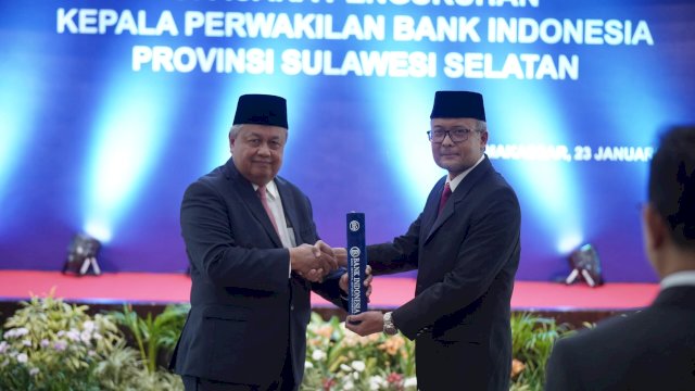 Gubernur Bank Indonesia Perry Warjiyo (kiri) saat mengukuhkan Rizki Ernadi Wimanda sebagai Kepala Perwakilan Bank Indonesia (KPwBI) Provinsi Sulawesi Selatan, di Baruga Phinisi Kanwil BI Sulsel, Selasa, (23/01/2024). (Dok. Humas BI Sulsel)