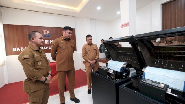 Bupati Gowa Adnan Purichta Ichsan didampingi PJ Sekda Gowa Abd. Karim Dania dan Kepala Bapenda Gowa Indra Wahyudi Yusuf saat meninjau proses pencetakan surat PBB P-2, kemarin. (Dok. Humas Gowa)
