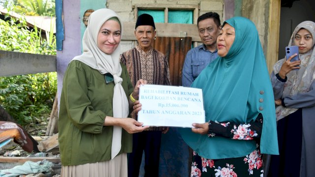 Bupati Luwu Utara Indah Putri Indriani menyerahkan bantuan kepada masyarakat korban bencana kebakaran di Desa Radda.