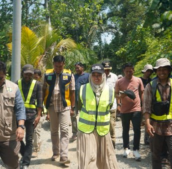 Mengawali Aktivitas 2024 Indah Putri Indriani Tunjau Ruas Jalan Makumpa – Sassa
