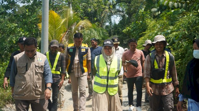 Bupati Luwu Utara Indah Putri Indrian saat meninjau ruas jalan Makumpa - Sassa. 