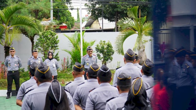 Kakanwil Kemenkumham Sulsel Liberti Sitinjak saat memberikan arahan, di sela-sela Apel Pagi, di Halaman Kanwil Kemenkumham Sulsel, Selasa, (02/01/2024). (Dok. Humas Kanwil Kemenkumham Sulsel)