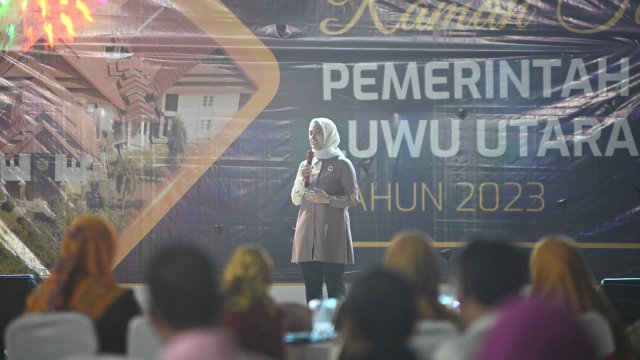 Bupati Luwu Utara Indah Putri Indriani di ramah tamah malam pergantian tahun di halaman rumah jabatan bupati Luwu Utara.