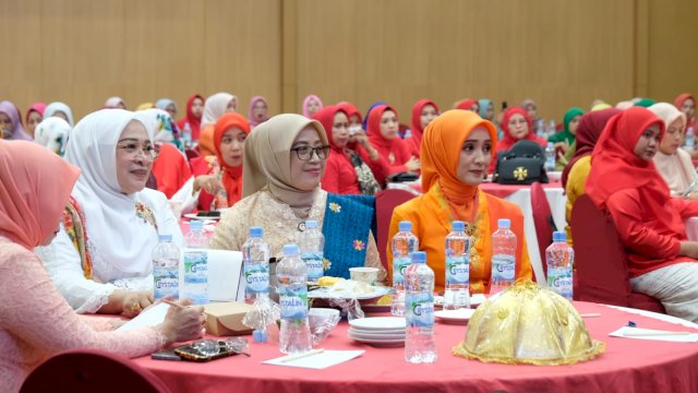 Tim Penggerak PKK bersama Dharma Wanita Persatuan Kabupaten Gowa menggelar Bimbingan Teknis Gerakan Keluarga Sehat Tanggap dan Tangguh Bencana sebagai bentuk perayaan Hari Ibu, di Hotel Swissbell Panakkukang, Makassar, kemarin. (Dok. Humas Gowa)