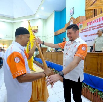 Adnan Purichta Ichsan Lantik Langsung Pengurus ORARI Lokal Pinrang