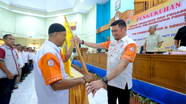 Ketua ORARI Sulsel Adnan Purichta Ichsan saat melantik pengurus ORARI Lokal Pinrang, Ruang Pola Kantor Bupati Pinrang, kemarin. (Dok. Humas Gowa)