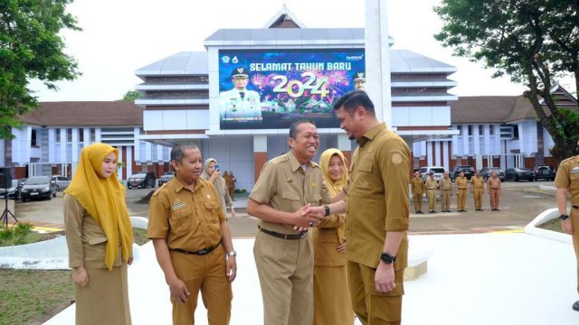 Bupati Gowa saat memberikan apresiasi kepada pegawai berupa reward umrah di sela-sela Apel Gabungan SKPD Awal Tahun 2024, di Lapangan Upacara Kantor Bupati Gowa, Selasa (02/01/2023). (Dok. Humas Gowa)