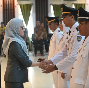 Indah Lantik Puluhan Pejabat, Lurah Baliase Resmi Berganti