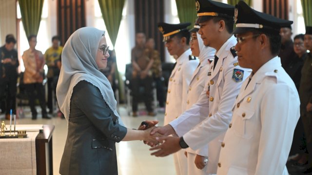 Bupati Luwu Utara Indah Putri Indriani bersalaman dengan A Fatur usai dilantik sebagai Lurah Baliase.
