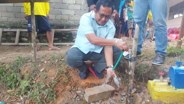 Anggota Komisi V DPR RI Muhammad Fauzi mengecek langsung kualitas air dari Pamsimas yang ada di Dusun Kumbari, Desa Sassa, Kecamatan Baebunta. Kamis (4/1/2023)