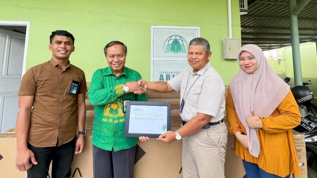 Penyerahan Bantuan 25 unit Smart TV diserahkan kepada Direktur Madrasah Arifah, Muh Nurdin. (Istimewa)