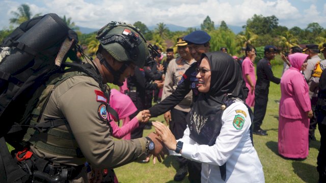 Bupati Luwu Utara Indah Putri Indriani menyapa salah satu anggota Batalyon D Pelopor Satbrimob Polda  Sulsel yang baru menyelesaikan tugas Operasi Damai Cartenz Papua.