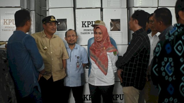 Bupati Luwu Utara Indah Putri Indriani saat mendampingi PJ Gubernur Sulsel Bahtiar Baharuddin saat meninjau gudang logistik KPU Luwu Utara di Masamba.