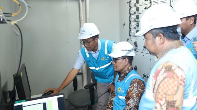 Direktur Manajemen Pembangkitan PLN, Adi Lumakso (duduk), Direktur Utama PLN Batam, Muhammad Irwansyah Putra tengah menyaksikan pengoperasian pembangkit 50 MW di Kecamatan Suppa, Kabupaten Pinrang, Sulawesi Selatan. (Istimewa)