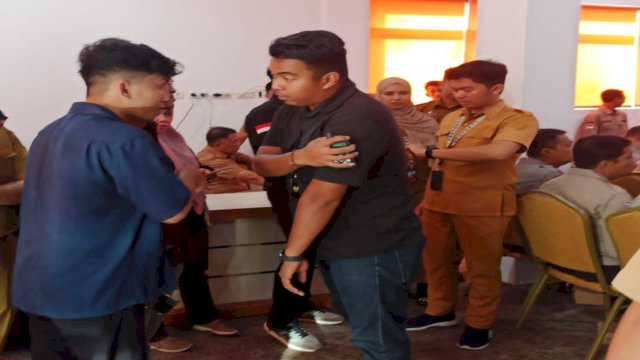 Insiden antara ADC Gurbernur Sulsel (baju hitam) dengan Jurnalis saat berkunjung ke Kota Parepare. (Istimewa)