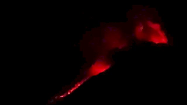 Gunung Lewotobi Laki-laki saat melontarkan lava pijar. (Foto: Tarwan Stanis / Republiknews.co.id)
