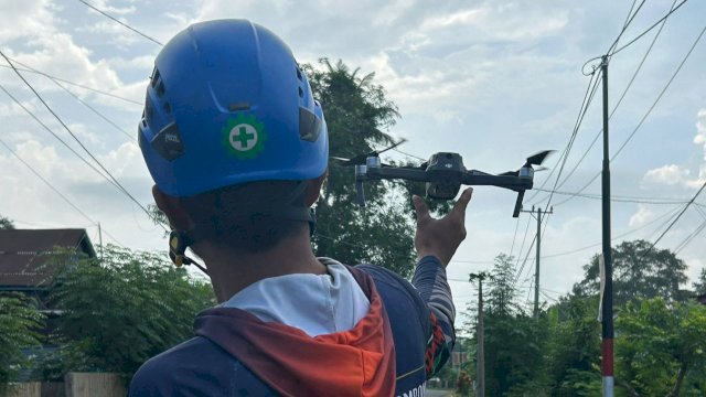 Petugas PLN di Kabupaten Bone, Provinsi Sulawesi Selatan tengah melaksanakan inspeksi jaringan dengan menggunakan teknologi Drone.