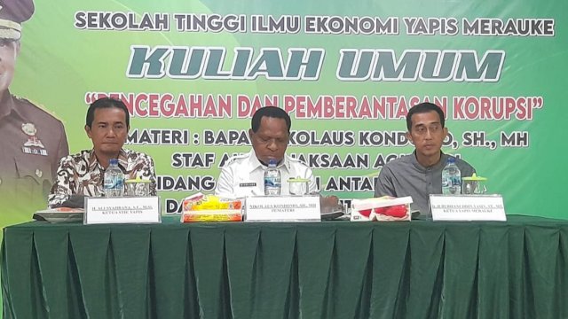 Staf Ahli Kejagung RI, Nicolau Kondomo didampingi Ketua STIE Yapis Merauke, H. Ali Syahbana (kiri) dan Ketua Yapis, H. Burhanuddin Yasin. (Foto: Hendrik Resi / republiknews.co.id)