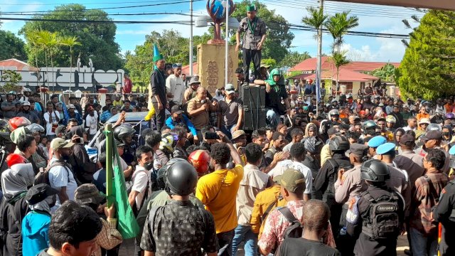 Aksi Unjuk Rasa Mahasiswa dan Masyarakat Peduli Internet di Merauke Papua Selatan. (Foto: Hendrik Resi / republiknews.co.id)