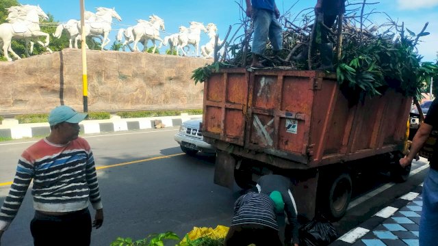 Ket : Petugas Kebersihan DLH Kota Parepare membersihkan di sekitar area Patung Kuda (istimewa)
