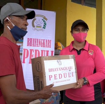 Peduli Korban Erupsi Lewotobi, Bhayangkari Ende Berikan Ratusan Paket Bantuan
