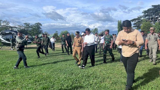 Mentan RI, Andi Amran Sulaiman saat tiba di Tanah Kelahiran di Desa Mappesangka, Kabupaten Bone.