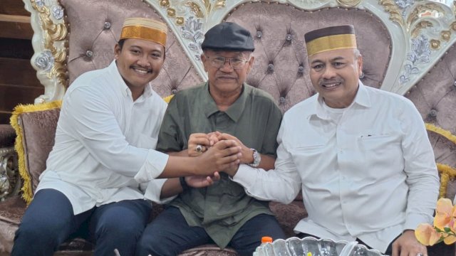 Bakal Calon Bupati dan Wakil Bupa5i Jeneponto, Muhammad Sarif dan Efendi Al Qadri Mulyadi Mustamu, melakukan salam komando dengan mantan Bupati Jeneponto dua Periode Iksan Iskandar, usai deklarasi. (Istimewa)