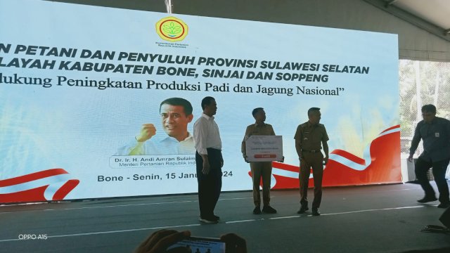 Pemerintah Daerah Bone saat Menerima Bantuan Bibit Padi dan Jagung untuk para Petani dari Menteri Pertanian RI Andi Amran Sulaiman.