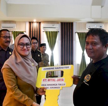 Indah Putri Indriani Serahkan Bantuan Alsintan Kepada 94 Kelompok Tani Di Lutra
