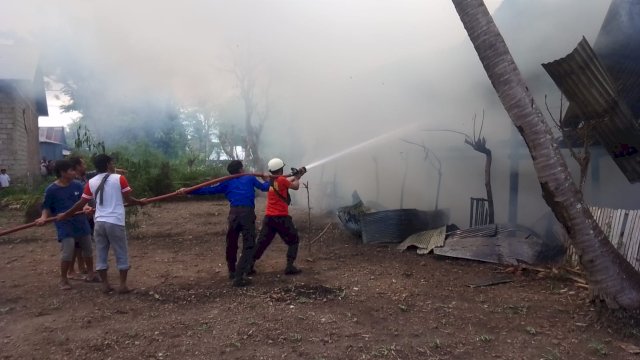 Petugas pemadam kebakaran Jeneponto saat berusaha menjinakkan api. (Istimewa)