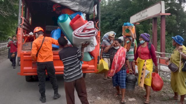 Tim SAR saat mengevakuasi para korban dari Posko Riang Rita ke Posko Konga. (Istimewa)