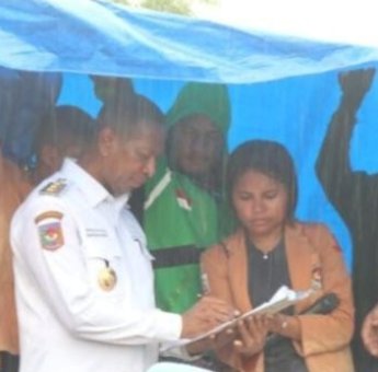 Apolo Safanpo dan Mahasiswa di Tengah Derasnya Hujan, Demi Solusi Internet di Merauke