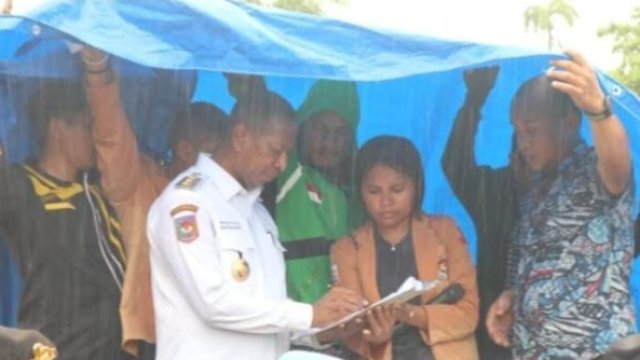 Pj Gubernur Papua Selatan Apolo Safanpo, menerima petisi pernyataan sikap dari Mahasiwa Unmus Merauke. (Foto: Humas Pemprov PPS)