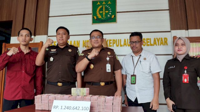 Kepala Kejaksaan Negeri Kepulauan Selayar, Hendra Syarbaini, memimpinan Konferensi Pers Perkembangan Kasus Korupsi Proyek Pengerjaan Jalan Bonerate-Sambali di Lobi Kantor Kejaksaan Selayar. (Istimewa)