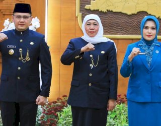 Gubernur Khofifah Serahkan SK Perpanjangan Masa Jabatan Pj Wali Kota Batu Aries Agung Paewai